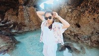 Di Bali, Pungky menikmati keindahan laut dan juga pantainya. Berkaca mata hitam, Pungky main air nih! (Pungky Afriecia/Instagram)