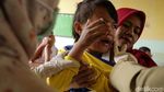 Ekspresi Siswa SD Kampung Tengah saat Disuntik Difteri