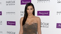 Kim Kardashian banyak melakukan prosedur kecantikan yang mungkin dianggap beberapa orang aneh. Salah satunya mungkin adalah operasi dengan laser untuk mengencangkan vaginanya. Foto: Getty Images