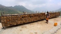 Kebanyakan dari penduduk bercocok tanam dan berternak lebah madu. Madu dari desa-desa puncak ini dijual di seluruh Yaman karena punya kualitas yang bagus. (Abduljabbar Zeyad/Instagram)