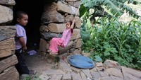 Kalau mau naik ayunan dibuat dengan cara mengaitkan tali di dahan pohon yang diapit ke dalam dinding rumah. Rumah-rumah mereka terbuat dari batu. (Abduljabbar Zeyad/Instagram)