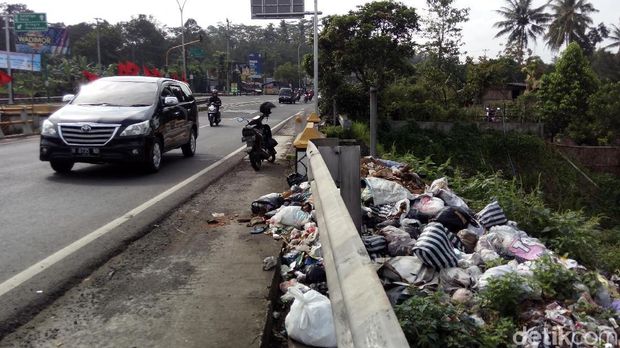 Sampah menumpuk di Kabupaten Semarang.