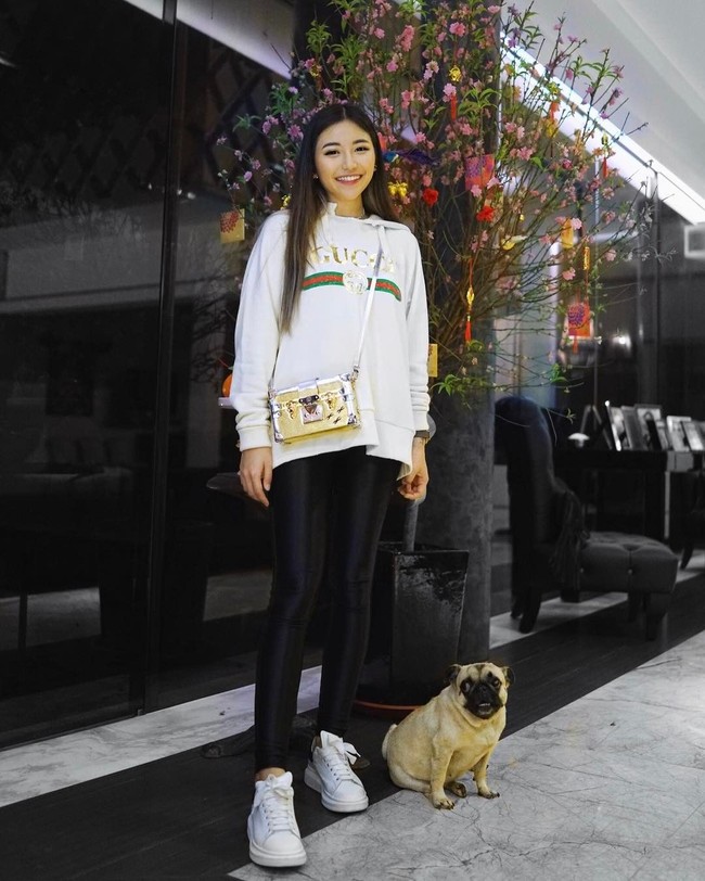 Berbeda dengan ibunya yang merupakan Ratu Hermes, Calista Cuaca lebih menyukai brand Gucci dan Louis Vuitton. Pada foto ini pun, Calista memakai tas Louis Vuitton seri Petite Malle seharga 3.550 poundsterling atau sekitar Rp 67 juta dan sweatshirt dari brand Gucci. Foto: Instagram