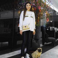 Berbeda dengan ibunya yang merupakan Ratu Hermes, Calista Cuaca lebih menyukai brand Gucci dan Louis Vuitton. Pada foto ini pun, Calista memakai tas Louis Vuitton seri Petite Malle seharga 3.550 poundsterling atau sekitar Rp 67 juta dan sweatshirt dari brand Gucci. Foto: Instagram