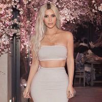 Kim Kardashian saat rambutnya masih berwarna abu-abu.