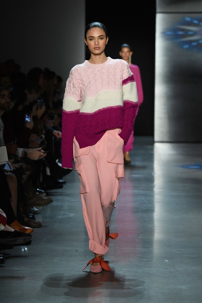 Tak ada yang lebih nyaman dari sweater dan pakaian longgar di saat musim hujan seperti ini. Supaya tetap terlihat stylish, pilih sweater rajut dengan motif yang unik. (Foto: Getty Images)