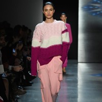 Tak ada yang lebih nyaman dari sweater dan pakaian longgar di saat musim hujan seperti ini. Supaya tetap terlihat stylish, pilih sweater rajut dengan motif yang unik. (Foto: Getty Images)