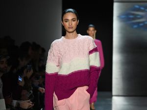 Foto: Tips Gaya Kekinian dengan Baju Pink di Hari Valentine