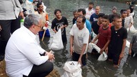 Dalam kesempatan itu pula ia berdialog dengan warga yang sedang melaksanakan swakelola normalisasi Sungai Wai Hatukau di Desa Batu Merah, Kecamatan Sirimau, Ambon, Maluku, Selasa (13/2/2018). Foto: dok. Kemendes PDT