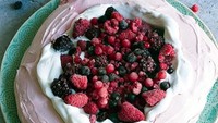 Makanan manis nan cantik yang pertama adalah pink pavlova. Semua bahannya berasal dari bahan alami dengan pewarna makanan yang juga alami. Tumpukan buah berrynya sangat menggoda ya! Foto: Istimewa