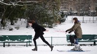 Wisatawan pun mengisi liburannya di Paris dengan berbagai cara. Salah satunya dengan main ski di tengah kota (Reuters)