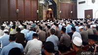 Masjid Arif Nurul Huda bisa menampung sekitar 1.600 jemaah.