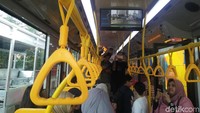 Interior bus TransJakarta setelah dirakit. Foto: Khairul Imam Ghozali