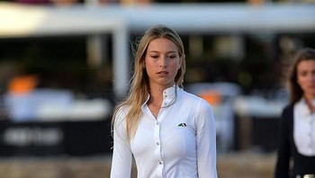 Kadang Eve membawa ponsel dengan gaya unik diselipkan di celananya. Foto: DailyMail