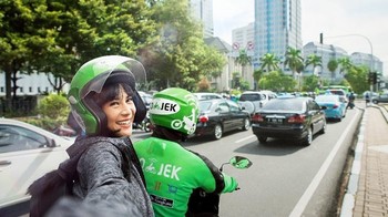 Aktris Dian Sastrowardoyo memamerkan dirinya yang sedang naik Go-Jek. 