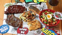 Kalau ini menu Valentine di Hungry Heroes tahun lalu. Kelihatan enak dengan sirloin, salmon panggang, iga babi BBQ dan Caesar salad. Foto: Klook/Instagram Hungry Heroes