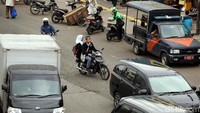 Sangat disayangkan para orang tua yang luput melakukan pengawasan terhadap anak-anaknya sehingga bebas mengendari sepeda motor di jalanan.