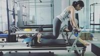 Selain yoga, Kat Ramnani juga olahraga di gym. Foto: Instagram @katramnani