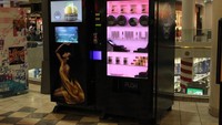 Nah kalau ini mesin pembuat kaviar otomatis. Tinggal masukan kartu ATM dan tara..  kaviar dengan tumpukan roti lapis siap dimakan. Roti lapis Caviar ini hanya ada di Beverly Hills Caviar. Istimewa/cnet.com