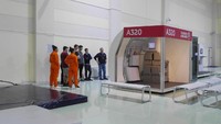 Sejumlah pilot dan awak kabin sedang latihan membuka pintu emergency (Kurnia/detikTravel)