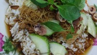 Pemilik akun Instagram @ncvil mengunggah foto nasi ulam yang sangat enak. Nasi dengan paduan kemangi, kerupuk, mentimun hingga daging sapi dipadu menjadi satu. Rasanya komplet! Foto: Istimewa