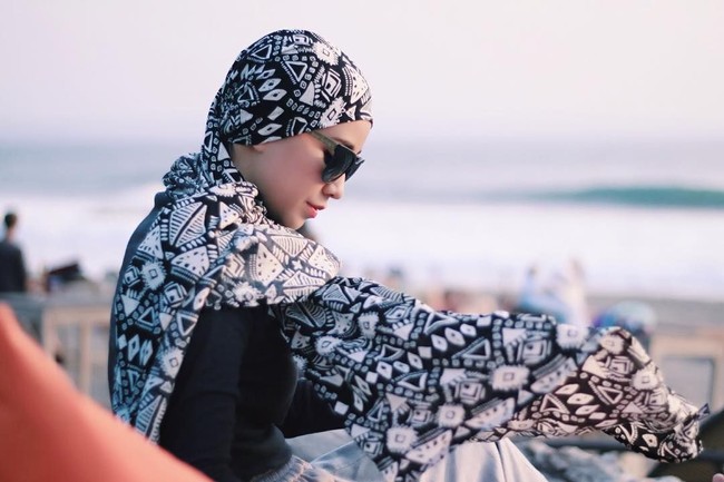 Meski berprofesi sebagai dosen, Fadila Rahma punya gaya kasual yang keren. Ia pun seringkali disebut mirip hijabers London Hanna Tajima karena punya mata yang sipit dan kulit yang putih. Foto: Instagram