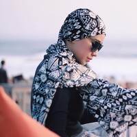 Meski berprofesi sebagai dosen, Fadila Rahma punya gaya kasual yang keren. Ia pun seringkali disebut mirip hijabers London Hanna Tajima karena punya mata yang sipit dan kulit yang putih. Foto: Instagram