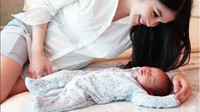 Sandra Dewi baru saja dikaruniai seorang anak laki-laki. Meski sering mengaku kurang tidur karena harus menyusui Raphael setiap dua jam sekali, istri Harvey Moeis itu mengaku sangat bahagia. Sandra Dewi sangat sering membagikan foto-foto saat sedang mengurus sang anak. Foto: Instagram