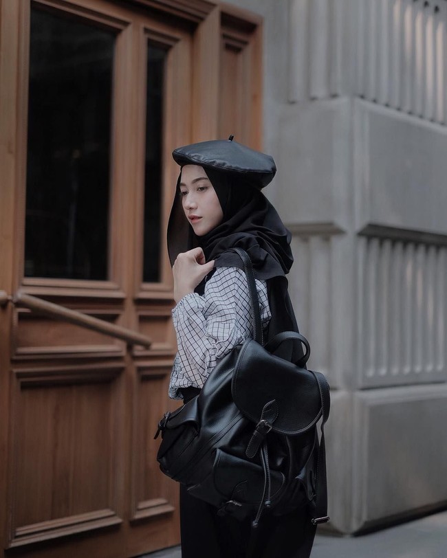 Jika memakai topi baret, disarankan hijab yang kita pakai jangan bertumpuk. Pilih gaya hijab sederhana dengan kain yang tak terlalu tebal seperti sifon. Hindari juga penggunaan cepol. Foto: Instagram