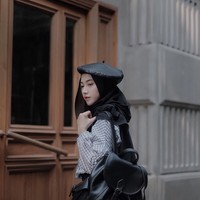 Jika memakai topi baret, disarankan hijab yang kita pakai jangan bertumpuk. Pilih gaya hijab sederhana dengan kain yang tak terlalu tebal seperti sifon. Hindari juga penggunaan cepol. Foto: Instagram