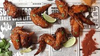 Nyamm nyaamm, chicken wings ini pedas dan segar lho! Dibalut saus sriracha dan perasan jeruk nipis. Foto: Klook/Instagram Hungry Heroes