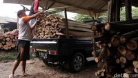 Untuk sekali pengiriman dengan mobil baks, mereka mempu meraup penghasilan Rp 10 juta.