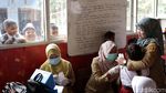 Ekspresi Siswa SD Kampung Tengah saat Disuntik Difteri