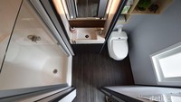 Nah ini ruang mandi, meski kecil namun penggunaan ruangan tampak dibangun secara efisien dari rumah ini. Dengan mempertimbangkan fungsi dan fasilitas yang dibutuhkan. Istimewa/Inhabitat