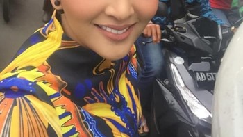 Ashanti juga sempat mengunggah foto saat ia sedang naik Go-Jek di tengah padatnya jalanan (IG: @ashanty_ash)