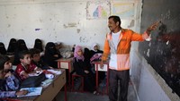 Walau berada di puncak pegunungan, para penduduk juga membangun sekolah demi masa depan anak-anak mereka. (Abduljabbar Zeyad/Instagram)