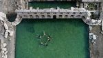 Foto: Mandi di Kolam Romawi Berusia 2000 Tahun Saat Musim Dingin