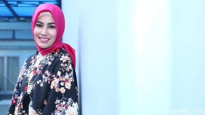 Berhijab, Kartika Putri Makin Cantik