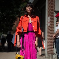 Masih masuk dalam turunan warna pink, fuchsia adalah warna yang mengekspresikan energi dan vitalitas. Warna mencolok ini juga sering dikaitkan dengan dunia seni. Psikolog merekomendasikan memakai baju warna fuchsia saat harus beraktivitas yang memerlukan energi tinggi seperti olahraga atau latihan di gym. Foto: Istimewa