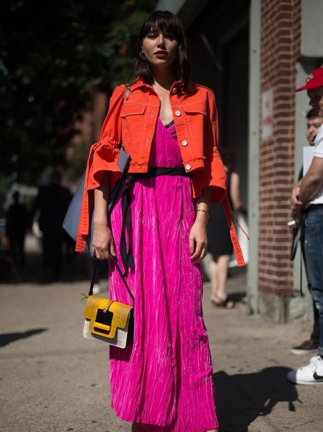 Masih masuk dalam turunan warna pink, fuchsia adalah warna yang mengekspresikan energi dan vitalitas. Warna mencolok ini juga sering dikaitkan dengan dunia seni. Psikolog merekomendasikan memakai baju warna fuchsia saat harus beraktivitas yang memerlukan energi tinggi seperti olahraga atau latihan di gym. Foto: Istimewa