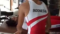 Dewi yang tampil pada Olimpiade 2016 Rio de Janeiro itu mendapatkan perawatan.