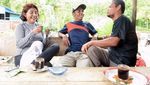 Mengintip Gaya Nyentrik Susi Pudjiastuti Saat Ngopi di Tengah Laut!