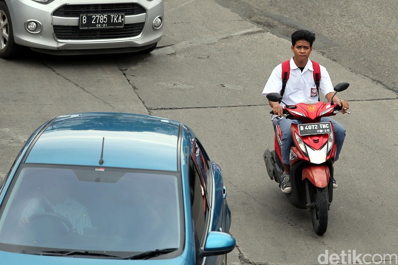 Bukan Orang Tua yang Dididik Soal Berkendara, Tapi Sang Anak Foto: Rengga Sancaya Bukan Orang Tua yang Dididik Soal Berkendara, Tapi Sang Anak Foto: Rengga Sancaya