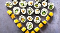 Suguhan makanan Valentine bisa disesuaikan dengan selera serta kapasitas perut. Jika ingin sekaligus makan kenyang, maka sushi platter ini bisa jadi pilihan. Jangan lupa menata sushi dengan bentuk love. Foto: Istimewa