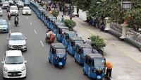 Keberadaan bajaj tersebut menggangu kendaraan yang melintas di Jalan Diponegoro.