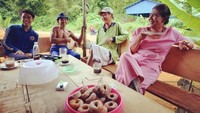 Ibu Susi tak segan nih turun langsung ke masyarakat. Di Natuna, ia tak ragu ngobrol bersama warga setempat sambil menikmati kopi hangat dan donat kampung. Nikmat! Foto: Instagram dan Twitter Susi Pudjiastuti