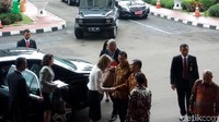 Dipantau detikFinance, Ratu Maxima tiba di kantor Darmin pada pukul 10.20 WIB. Ratu Maxima tiba dengan menumpangi limosin.