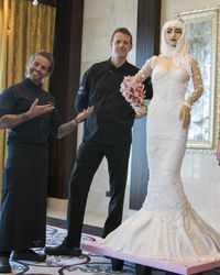 Cake Ini Dibuat dalam Sosok Mannequin Berpenutup Kepala yang Super Nyata!