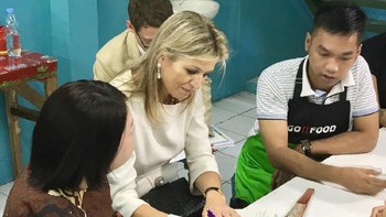 Dan terbaru, Ratu Maxima dari Belanda, saat mencicipi jajanan Go-Food di sela kunjungannya ke Jakarta hari ini, Selasa (13/2/2018). Foto: Twitter @JeroenSnel