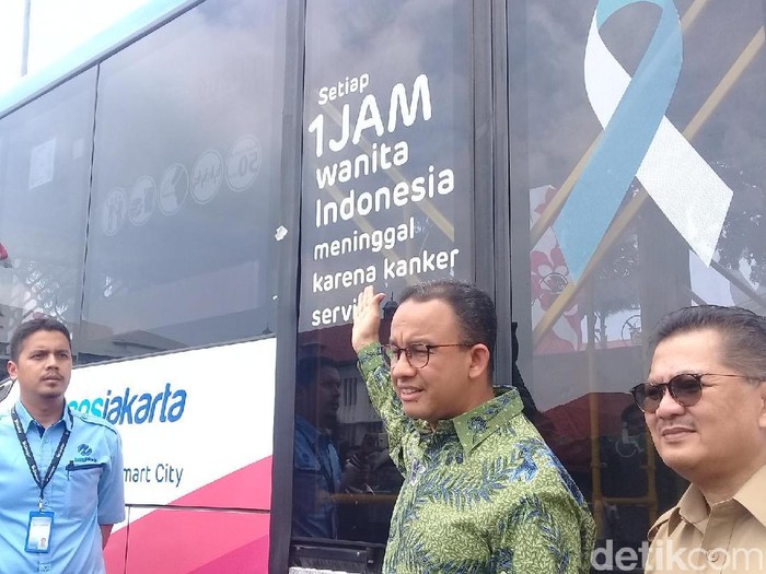Gubernur DKI Jakarta Anies Baswedan meresmikan bus dengan pesan waspada kanker serviks. (Foto: Frieda isyana Putri) Gubernur DKI Jakarta Anies Baswedan meresmikan bus dengan pesan waspada kanker serviks. (Foto: Frieda isyana Putri)